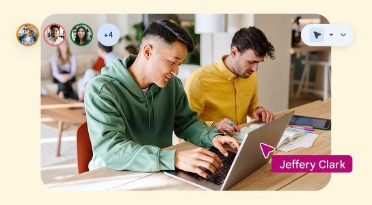 Một người đang làm việc trên máy tính xách tay, cùng giao diện người dùng cho biết người đó đang tham gia một cuộc họp cộng tác trực tuyến