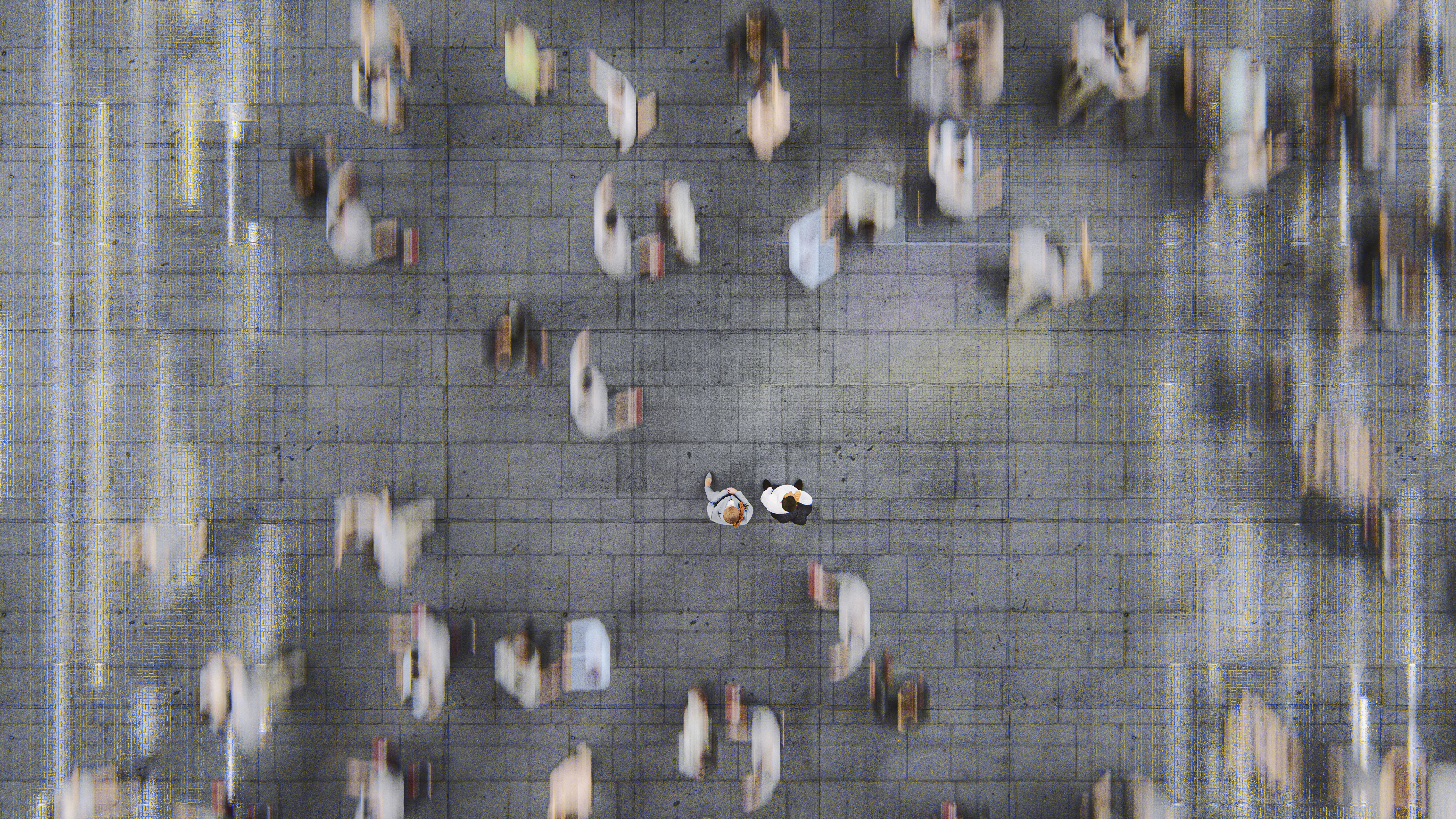 persone che camminano